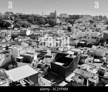 Blick vom dar Noor Café, Tangier – ein Blick aus der Vogelperspektive auf die mehrschichtigen Dächer der alten Medina trifft auf die aufsteigende Skyline der modernen Stadt. Juni 2024 Stockfoto