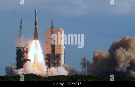 22. August 2019, Cape Canaveral, FL, Vereinigte Staaten: Eine Delta IV-Rakete der United Launch Alliance startet vom Raumflugkomplex 37 auf der Cape Canaveral Air Force Station, die das zweite GPS III Magellan-Raumschiff in eine mittlere Erdumlaufbahn für die US Air Force befördert. (Credit Image: © Paul Hennessy/SOPA Images via ZUMA Wire) Stockfoto