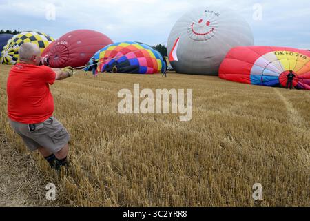 22. August 2019, Jindrichuv Hradec, Tschechische Republik: Heißluftballons fliegen während der 23. FAI Heißluftballonmeisterschaft in Jindrichuv Hradec in Tschechien. 25 Teilnehmer aus elf Ländern nehmen an der Veranstaltung Teil. Der Abend beginnt in der Nähe der Stadt Jindrichuv Hradec (136 km südlich von Prag). Ein Ballonist aus Polens Team bereitet sich auf die Übernahme vor. (Kreditbild: © Slavek Ruta/ZUMA Wire) Stockfoto