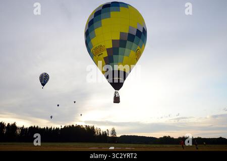22. August 2019, Jindrichuv Hradec, Tschechische Republik: Heißluftballons fliegen während der 23. FAI Heißluftballonmeisterschaft in Jindrichuv Hradec in Tschechien. 25 Teilnehmer aus elf Ländern nehmen an der Veranstaltung Teil. Der Vormittag beginnt in der Nähe der Stadt Jindrichuv Hradec (136 km südlich von Prag). Auf Foto Dominic Bareford aus Großbritannien (Foto: © Slavek Ruta/ZUMA Wire) Stockfoto