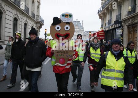 5. Januar 2019, Paris, Frankreich: Demonstranten in gelber Weste während märz Protest auf der Straße in Paris am 5. Januar 2019 in Paris, Frankreich. Tausende Demonstranten sind auf die Straßen von Paris und anderen Städten Frankreichs zurückgekehrt, um den Rücktritt der derzeitigen Regierung des Präsidenten Emmanuel Macron zu fordern. (Kreditbild: © Paulo Amorim/Vwpics/VW Pics via ZUMA Wire) Stockfoto