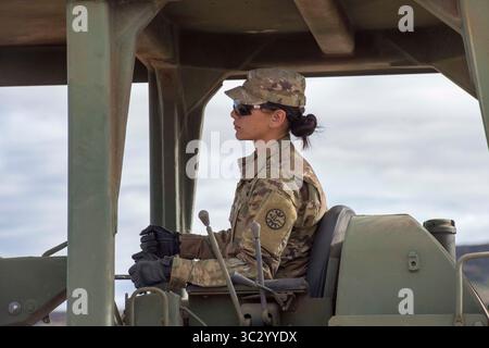 22. August 2019 – Boise, Idaho, USA – Flugzeuge und Soldaten der Idaho National Guard des 124th Fighter Wing und des 116th Cavalry Brigade Combat Teams nehmen am innovativen Readiness Training in der Duck Valley Reservation Teil und helfen dabei, neue Straßen für den Shoshone-Paiute-Stamm zu reparieren und zu bauen, 22. August 2019. Das IRT bietet gemeinsame Schulungsmöglichkeiten, um die Einsatzbereitschaft zu erhöhen und gleichzeitig den Gemeinden zugute zu kommen. (Bild: © U.S. National Guard/ZUMA Wire/ZUMAPRESS.com) Stockfoto