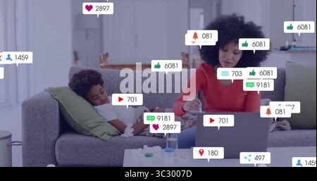 Arbeitende Frau, die auf dem Laptop neben dem Kind auf dem Sofa im Wohnzimmer tippt, mit Couchtisch Stockfoto