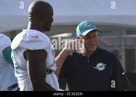 3. August 2017, DAVIE, FL, USA: Chris Foerster spricht mit Miami Dolphins Tackle #70 Ja'Wuan James während des Trainings im August 2017. Foerster trat am 9. Oktober 2017 als Dolphins Offensive Line Coach zurück, nachdem ein Las Vegas-Model ein Video veröffentlicht hatte, in dem er offenbar Kokainlinien machte. (Kreditbild: © TNS via ZUMA Wire) Stockfoto
