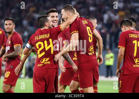 25. August 2019, Rom, Italien: Edin Dzeko von AS Roma feiert, nachdem er während des Spiels der Serie A zwischen AS Roma und Genua im Olimpico-Stadion ein Tor geschossen hat. (Kreditbild: © Cosimo Martemucci/SOPA Bilder via ZUMA Wire) Stockfoto