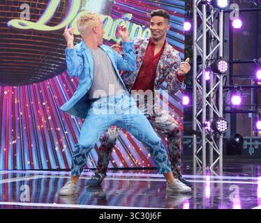 26. August 2019, London, Vereinigtes Königreich: Jamie Laing und David James kommen während des BBC Strictly Come Dancing Launch im Broadcasting House in London als Moderatoren, professionelle Tänzer, Celebrity Dancer und Richter auf die Bühne. (Kreditbild: © Keith Mayhew/SOPA Images via ZUMA Wire) Stockfoto