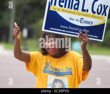 August 2019, St. Petersburg, Florida, USA: Trenia Cox, eine Kandidatin für den Stadtrat von St. Pete gibt einen Daumen hoch, während sie den Fahrern am ersten Wahltag des Stadtrates von St. Pete an der Ecke der 54th Ave zuwinkt. S und 31. St. S am Dienstag, 27. August 2019 in St. Petersburg. (Bild: © Dirk Shadd/Tampa Bay Times via ZUMA Wire) Stockfoto