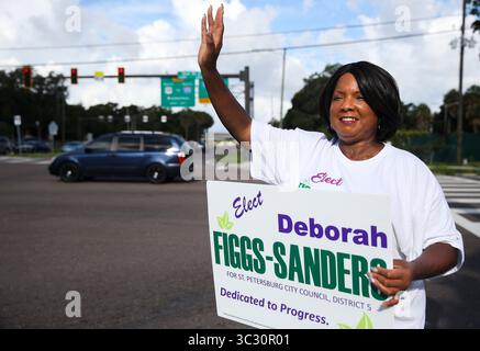 August 2019, St. Petersburg, Florida, USA: Deborah Figgs-Sanders, eine Kandidatin für den Stadtrat von St. Pete hält ihr Schild, während sie am ersten Wahltag des Stadtrates von St. Pete an der Ecke der 54th Ave zu Fahrern winkt. S und 31. St. S am Dienstag, 27. August 2019 in St. Petersburg. (Bild: © Dirk Shadd/Tampa Bay Times via ZUMA Wire) Stockfoto