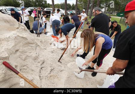 28. August 2019, Orlando, Florida, USA: Am Mittwoch, 28. August 2019, füllen Dutzende von Bewohnern des Orange County Sandsäcke im Blanchard Park in Orlando, Florida. Die Sandsäcke werden im Vorfeld des Hurrikans Dorian angeboten, der voraussichtlich Florida treffen wird. Die Bewohner von Orange County können bis zu 10 Sandsäcke am Standort erhalten. (Kreditbild: © TNS via ZUMA Wire) Stockfoto