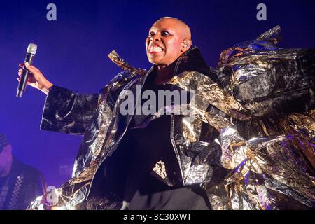 28. August 2019, Cambridge, Ukraine: Deborah Anne Dyer, bekannt unter dem Künstlernamen Skin of Skunk Anansie Rock, tritt live auf der Bühne an der Cambridge Corn Exchange in Großbritannien auf. (Kreditbild: © Keith Mayhew/SOPA Images via ZUMA Wire) Stockfoto