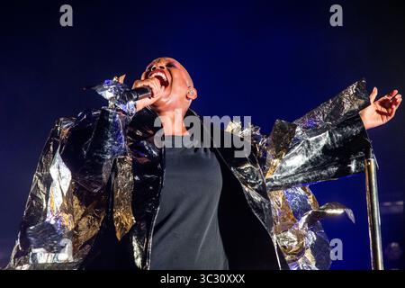 28. August 2019, Cambridge, Ukraine: Deborah Anne Dyer, bekannt unter dem Künstlernamen Skin of Skunk Anansie Rock, tritt live auf der Bühne an der Cambridge Corn Exchange in Großbritannien auf. (Kreditbild: © Keith Mayhew/SOPA Images via ZUMA Wire) Stockfoto