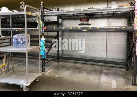 29. August 2019, Florida, USA: Die Regale sind bei Walmart an der 34th St S und 1st Ave N vor Hurrikan Dorian am Donnerstag, 29. August 2019 in St. Petersburg leer. (Foto: © Tampa Bay Times via ZUMA Wire) Stockfoto