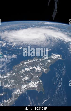 29. August 2019, International Space Station, Earth Orbit: Die zyklonischen Wolken des Hurrikans Dorian von der Internationalen Raumstation aus gesehen, wie er durch die Karibik am 29. August 2019 im Atlantischen Ozean vorbeizieht. Die aktuelle Prognose sieht vor, dass Dorian sich über offenem Wasser zu einer Kategorie 4 mit Windgeschwindigkeiten von 140 km/h verstärkt, bevor er am späten Montag in Südflorida landet. (Kreditbild: © NASA via ZUMA Wire) Stockfoto