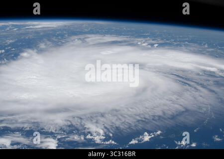 29. August 2019, International Space Station, Earth Orbit: Zyklonische Wolken des Hurrikans Dorian von der Internationalen Raumstation aus gesehen, während er am 29. August 2019 im Atlantischen Ozean durch die Karibik zieht. Die aktuelle Prognose sieht vor, dass Dorian sich über offenem Wasser zu einer Kategorie 4 mit Windgeschwindigkeiten von 140 km/h verstärkt, bevor er am späten Montag in Südflorida landet. (Kreditbild: © NASA via ZUMA Wire) Stockfoto