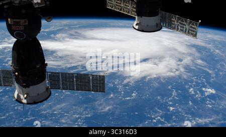 29. August 2019, International Space Station, Earth Orbit: Zyklonische Wolken des Hurrikans Dorian von der Internationalen Raumstation aus gesehen, während er am 29. August 2019 im Atlantischen Ozean durch die Karibik zieht. Die aktuelle Prognose sieht vor, dass Dorian sich über offenem Wasser zu einer Kategorie 4 mit Windgeschwindigkeiten von 140 km/h verstärkt, bevor er am späten Montag in Südflorida landet. (Kreditbild: © NASA via ZUMA Wire) Stockfoto