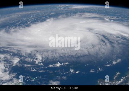29. August 2019, International Space Station, Earth Orbit: Zyklonische Wolken des Hurrikans Dorian von der Internationalen Raumstation aus gesehen, während er am 29. August 2019 im Atlantischen Ozean durch die Karibik zieht. Die aktuelle Prognose sieht vor, dass Dorian sich über offenem Wasser zu einer Kategorie 4 mit Windgeschwindigkeiten von 140 km/h verstärkt, bevor er am späten Montag in Südflorida landet. (Kreditbild: © NASA via ZUMA Wire) Stockfoto