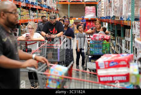 30. August 2019, Altamonte Springs, FL, USA: Costco-Einkäufer warten in der Schlange, um zwei Kisten Wasser in Flaschen zu bekommen - das Limit pro Kunde - im Costco-Geschäft in Altamonte Springs, Florida, Freitag, 30. August 2019, die Bewohner von Florida bereiten sich auf einen möglichen Sturz des Hurrikans Dorian vor. (Kreditbild: © TNS via ZUMA Wire) Stockfoto