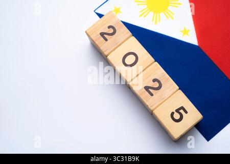 2025, Philippinen, philippinische Flagge mit Datumsblock, Konzept, wichtige Ereignisse für die Philippinen im neuen Jahr, Wahl, Wirtschaft, soziale Aktivitäten, Stockfoto