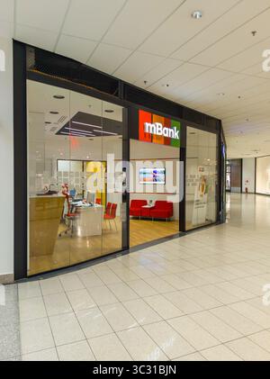 Banska Bystrica, Slowakei - 19. Juli 2025 : mBank-Filiale im Einkaufszentrum in Banska Bystrica. MBank ist eine internetbasierte Bank aus Polen. Stockfoto