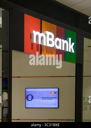 Banska Bystrica, Slowakei - 19. Juli 2025 : mBank-Filiale im Einkaufszentrum in Banska Bystrica. MBank ist eine internetbasierte Bank aus Polen. Stockfoto