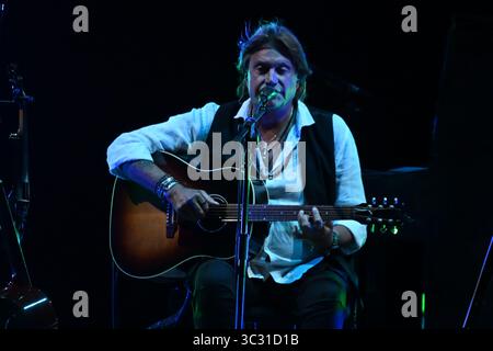 Cosenza, Italien. Juli 2025. Der italienische Sänger Cristiano de Andre tritt am 24. Juli 2025 in der Arena Rendano in Cosenza auf. (Foto: Andrea Rosito/NurPhoto)0 Credit: NurPhoto SRL/Alamy Live News Stockfoto