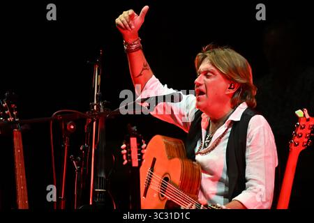 Cosenza, Italien. Juli 2025. Der italienische Sänger Cristiano de Andre tritt am 24. Juli 2025 in der Arena Rendano in Cosenza auf. (Foto: Andrea Rosito/NurPhoto)0 Credit: NurPhoto SRL/Alamy Live News Stockfoto