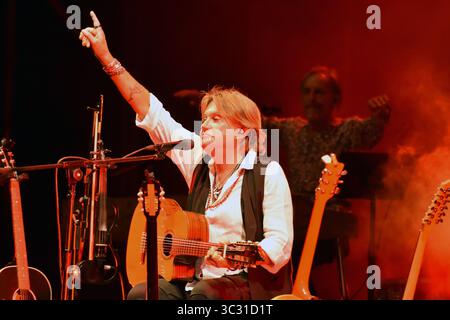 Cosenza, Italien. Juli 2025. Der italienische Sänger Cristiano de Andre tritt am 24. Juli 2025 in der Arena Rendano in Cosenza auf. (Foto: Andrea Rosito/NurPhoto)0 Credit: NurPhoto SRL/Alamy Live News Stockfoto