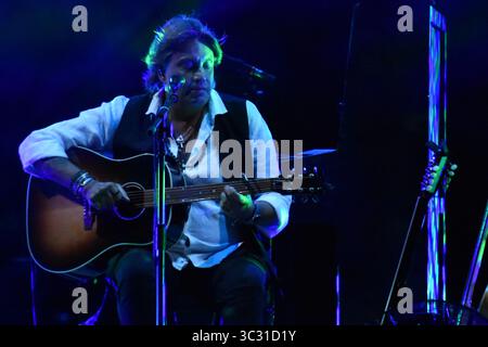 Cosenza, Italien. Juli 2025. Der italienische Sänger Cristiano de Andre tritt am 24. Juli 2025 in der Arena Rendano in Cosenza auf. (Foto: Andrea Rosito/NurPhoto)0 Credit: NurPhoto SRL/Alamy Live News Stockfoto