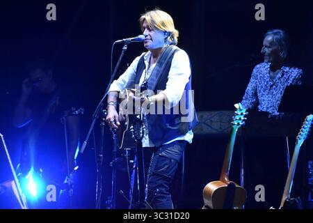 Cosenza, Italien. Juli 2025. Der italienische Sänger Cristiano de Andre tritt am 24. Juli 2025 in der Arena Rendano in Cosenza auf. (Foto: Andrea Rosito/NurPhoto)0 Credit: NurPhoto SRL/Alamy Live News Stockfoto