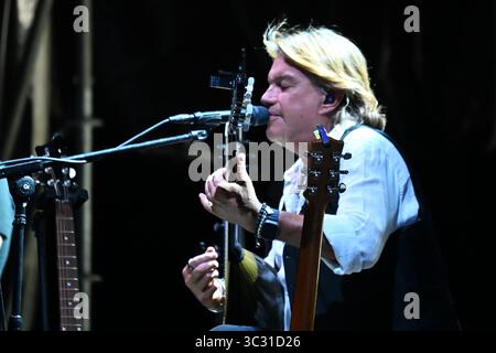 Cosenza, Italien. Juli 2025. Der italienische Sänger Cristiano de Andre tritt am 24. Juli 2025 in der Arena Rendano in Cosenza auf. (Foto: Andrea Rosito/NurPhoto)0 Credit: NurPhoto SRL/Alamy Live News Stockfoto