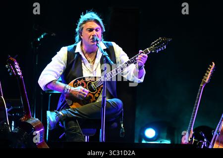 Cosenza, Italien. Juli 2025. Der italienische Sänger Cristiano de Andre tritt am 24. Juli 2025 in der Arena Rendano in Cosenza auf. (Foto: Andrea Rosito/NurPhoto)0 Credit: NurPhoto SRL/Alamy Live News Stockfoto