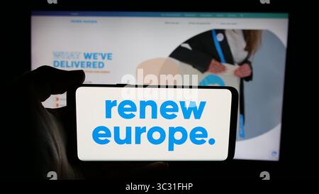 In dieser Abbildung hält eine Person ein Handy mit dem Logo der EU-Fraktion Renew Europe auf dem Bildschirm vor der Webseite. Stockfoto