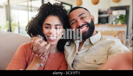 Paare, Selfie und glücklich mit Porträt auf Sofa zu Hause, Liebe oder Verbindung mit Umarmung in der Lounge. Mann, Frau oder umarmen Sie sich mit einem Lächeln für Fotografie Stockfoto