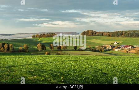 Panoramablick auf sanfte grüne Hügel und Bauernhäuser, Witthoh, Hegau, Baden-Württemberg, Deutschland Stockfoto