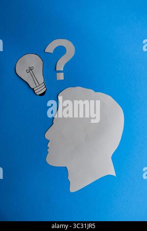 Menschliche Kopfsilhouette mit leerer Sprechblase und Fragezeichen Stockfoto