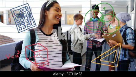 Hispanischer Teenager, der ein Notizbuch hält und im Schulflur lächelt, mit mathematischen Diagrammen Stockfoto
