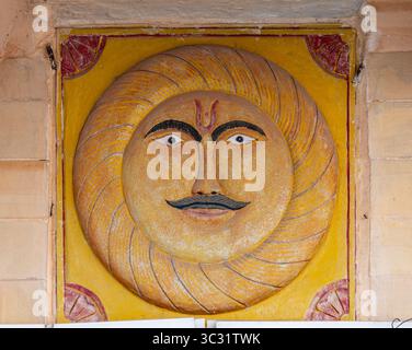 Traditionelles Sonnengesicht-Kunstwerk an der Tempelwand in Pushkar, Indien Stockfoto