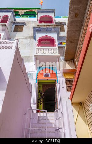 Farbenfrohe traditionelle indische Hausfassade in Pushkar, Rajasthan Stockfoto