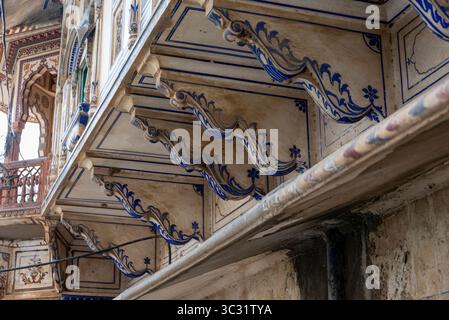 Nahaufnahme der traditionellen blauen Blumenarchitektur in Pushkar, Indien Stockfoto