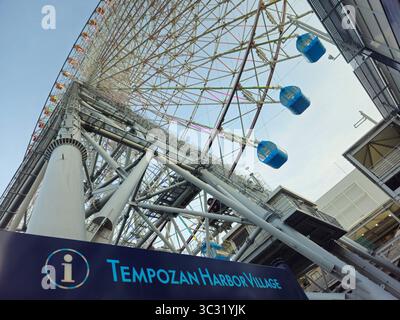 Tempozan Harbor Village Ferris Wheel Steel Structure und Blaue Gondeln, Osaka Japan Stockfoto