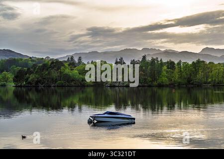 Sonnenuntergang über Windermere Lake, Ambleside, Lake District, Cumbria, England Stockfoto