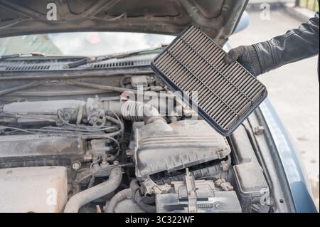 Mechaniker, der den Luftfilter auswechselt. Stockfoto