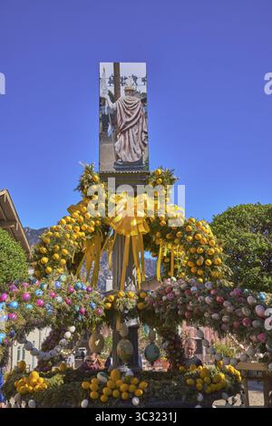 Osterbrunnen, Osterdekoration, ausgeblasene farbige Ostereier, Bäume, historische Gebäude, blauer Himmel, wolkenlos, Florianiplatz, Bad Reichenhall, Stockfoto