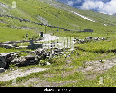 Blick auf die vorderen Grundmauern, Ruinen der 2000 Jahre alten alten römischen Herberge Mansio auf der Spitze des Alpenpasses Colle del Piccolo San B. Stockfoto