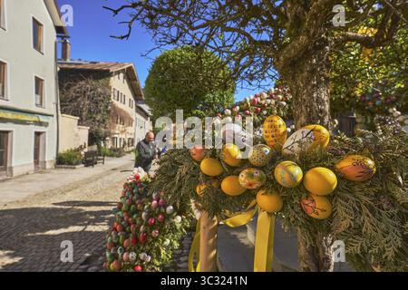 Osterbrunnen, Osterdekoration, ausgeblasene farbige Ostereier, historisches Gebäude, Tiefe des Feldes, blauer Himmel, wolkenlos, Florianiplatz, Bad Reich Stockfoto