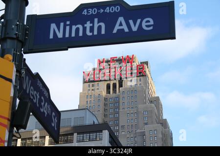 Ecke 9. Und 34. Straße mit dem neuen yorker Gebäude im Hintergrund Stockfoto