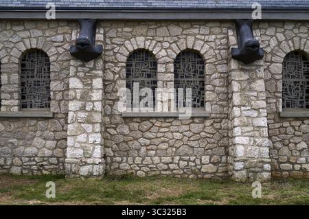 Seitenansicht, Dekorationen, Fischköpfe wie Wasserspeier, Kirche Chapelle Notre Dame de la Garde, Etretat, Normandie, seine-Maritime, Frankreich Stockfoto