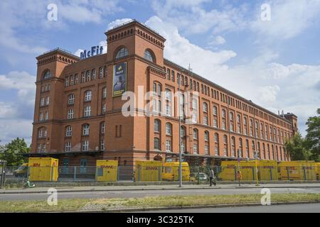 DHL-Lieferbasis Tempelhof, McFIT Sportstudio, Schöneberger Straße, Tempelhof, Stadtteil Tempelhof-Schöneberg, Berlin, Deutschland Stockfoto