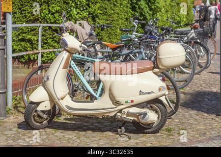Vespa-Roller auf dem Bürgersteig, Deutschland Stockfoto