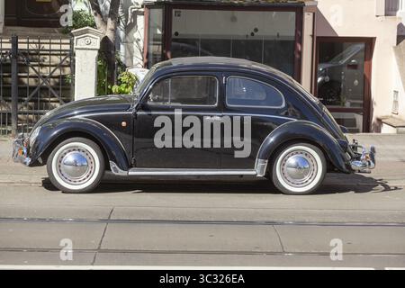 Schwarzer Vintage VW Käfer, Seitenansicht, Deutschland Stockfoto